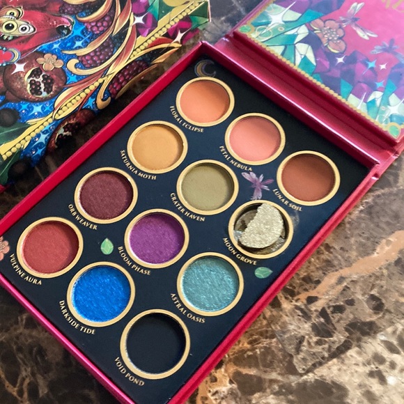 KVD spring/summer eyeshadow palette. - Picture 3 of 3